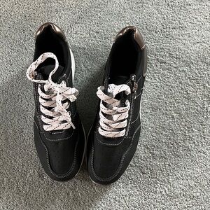 Stylish Black Athletic Shoes for Women